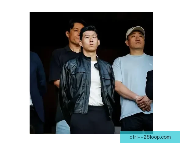 孙兴慜韩国队训练结束后逐一为等待球迷签名耐心回应温暖全场 孙兴慜韩国队训练结束后逐一为等待球迷签名耐心回应温暖全场